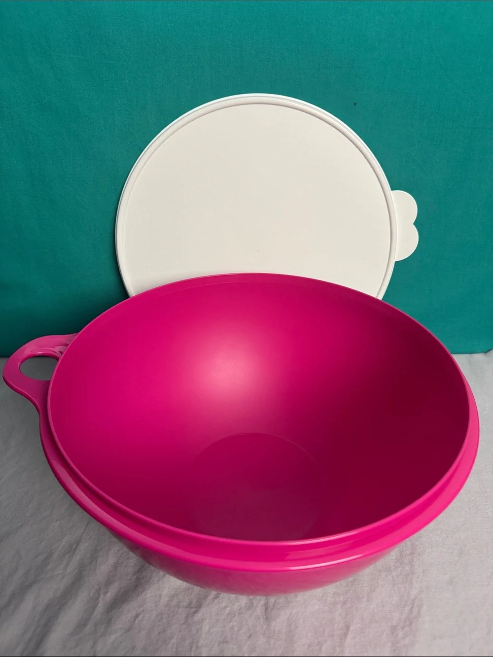 Tupperware NEW 32 Cup That’sa Bowl 7.6L Pink Bowl with White Seal